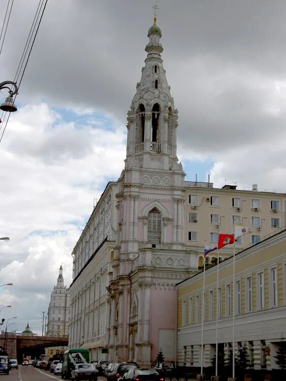 Храм софии премудрости в средних садовниках. Церковь софии в средних садовниках. колокольня храма софии премудрости божией. колокольня софии премудрости божией в средних садовниках. храм софии напротив кремля.