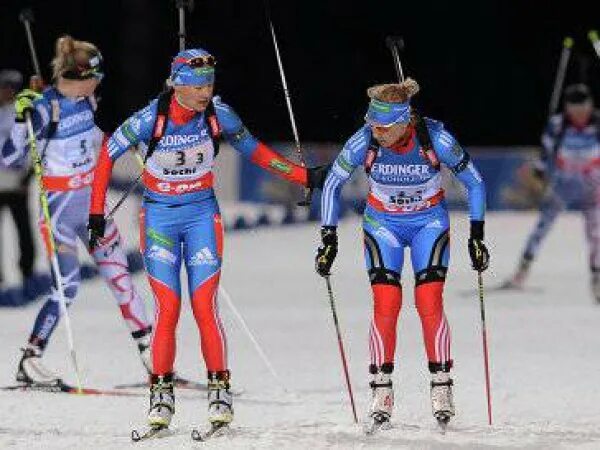 Эстафета женщины видео. Эстафета женщины видео. Шашилов тренер по биатлону. Биатлон женская эстафета. Биатлон женщины.