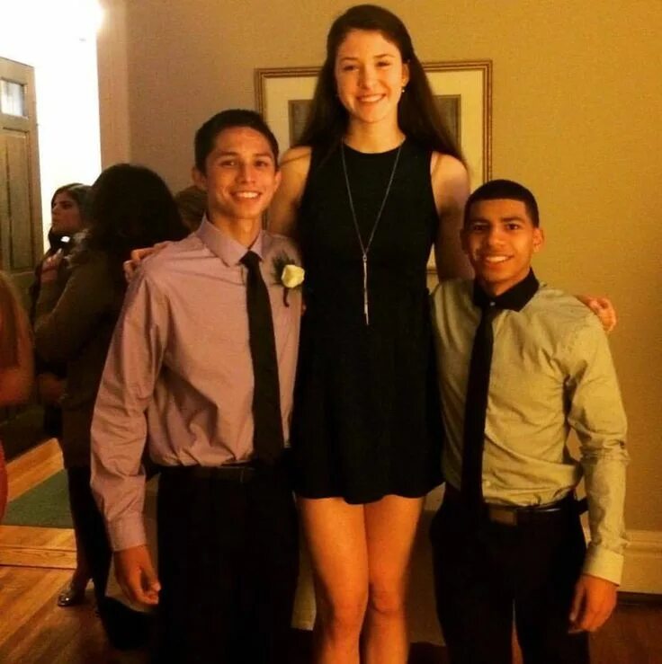 She is tall girl in the class. She is tall girl in the class. Высокие девочки подростки. Tall стефани. She is tall girl in the class.