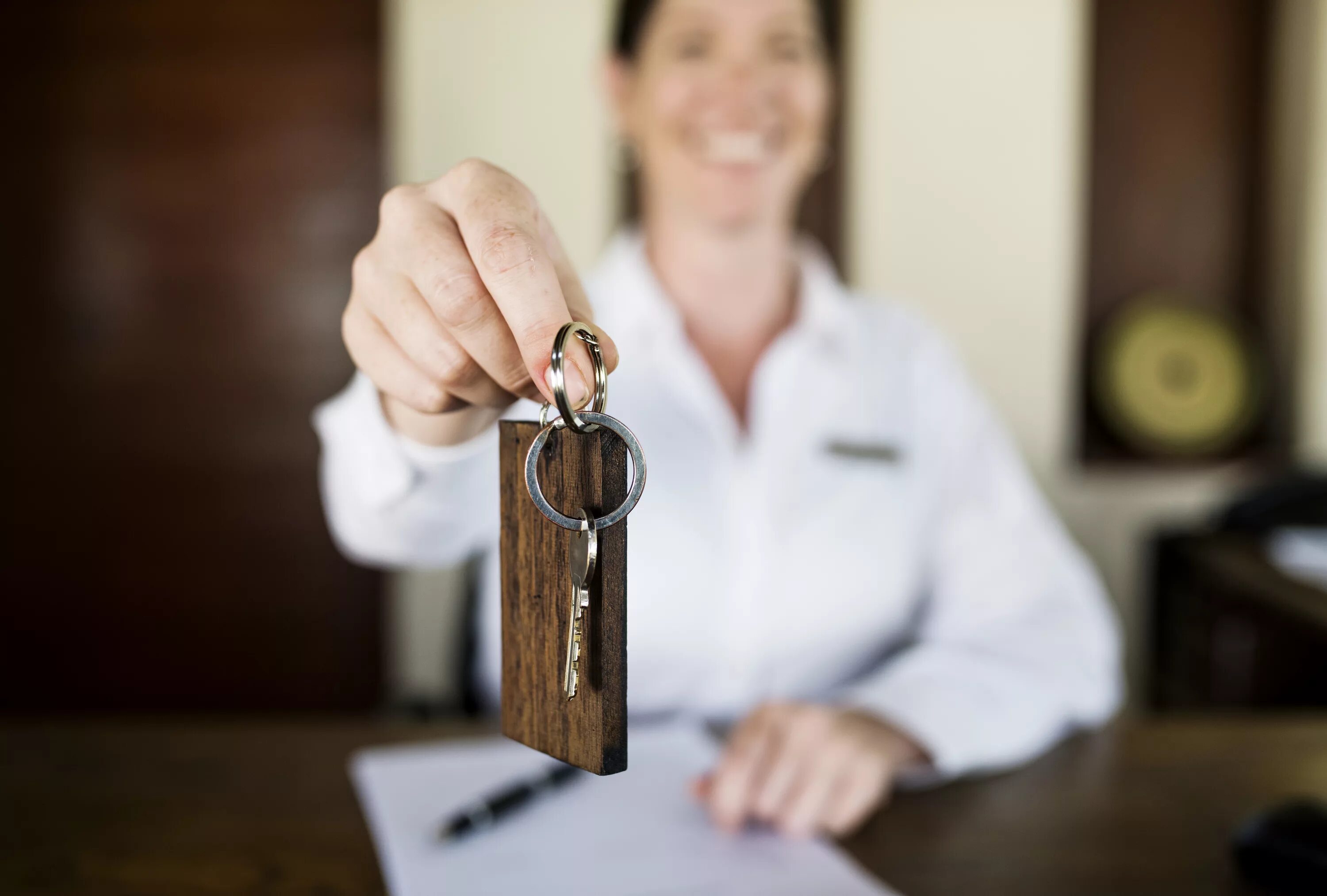 Ключ от комнаты переговоров. Ключи в гостинице. Ключи от номера в гостинице. Человек с ключом. Ключ от номера отеля.