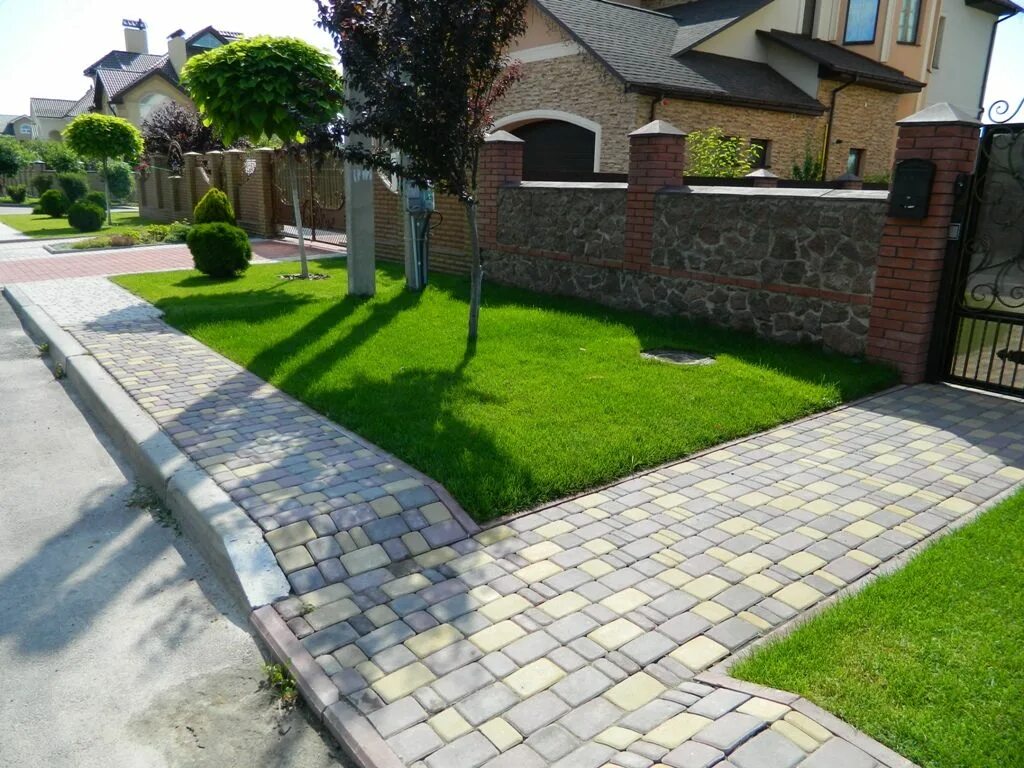 Дальше богатый подъезд возле тротуара перед ним. Брусчатка на красной площади. Тротуар в парке. Волгоградский арбат пешеходная улица. Тротуар.