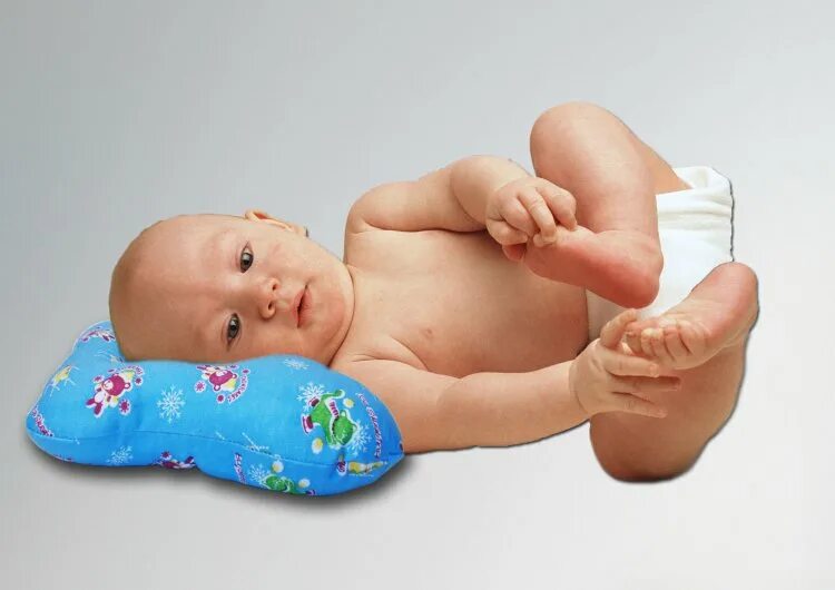 Подушка новорожденному с какого возраста. Ортопедическая подушечка для младенцев. Подушки для кривошеи новорожденного. Подушка для кривошее ортопедическая новорожденных. Подушка для малыша до года.