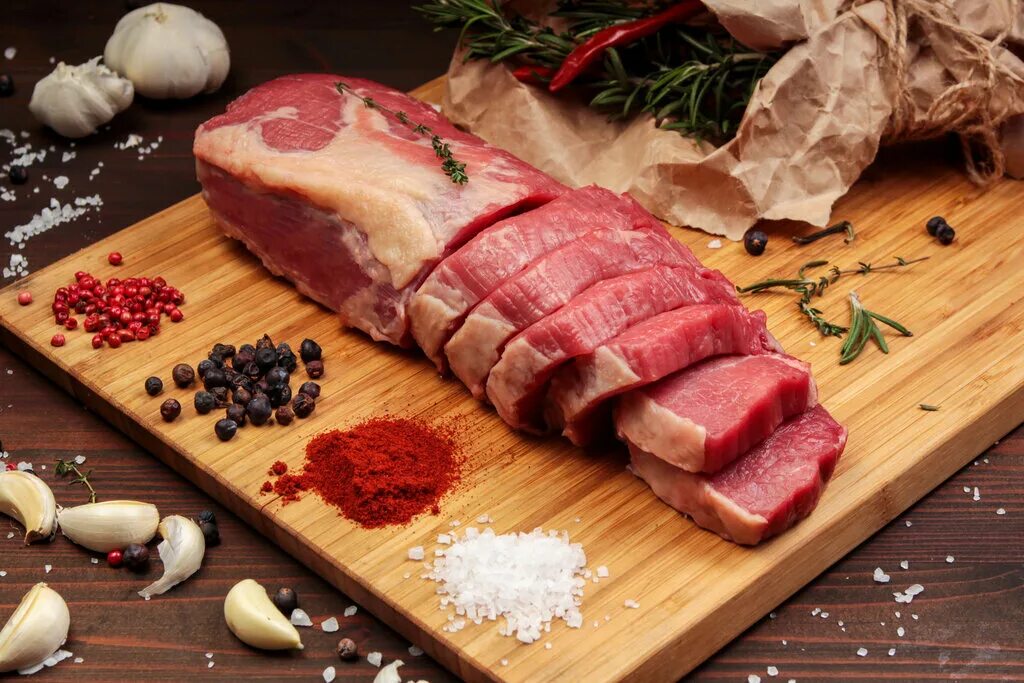 Какого вкуса мясо бобра. Стейк medium rare. Стейк медиум рейр. Стейк говядина. Стейк с ягодным соусом.