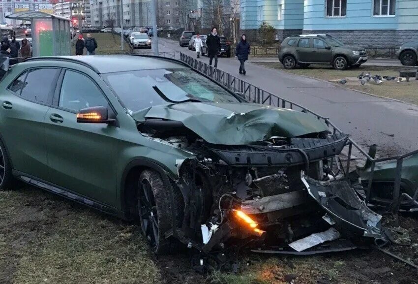 Авария Мерседес е200 Питер. БМВ лобовое столкновение.