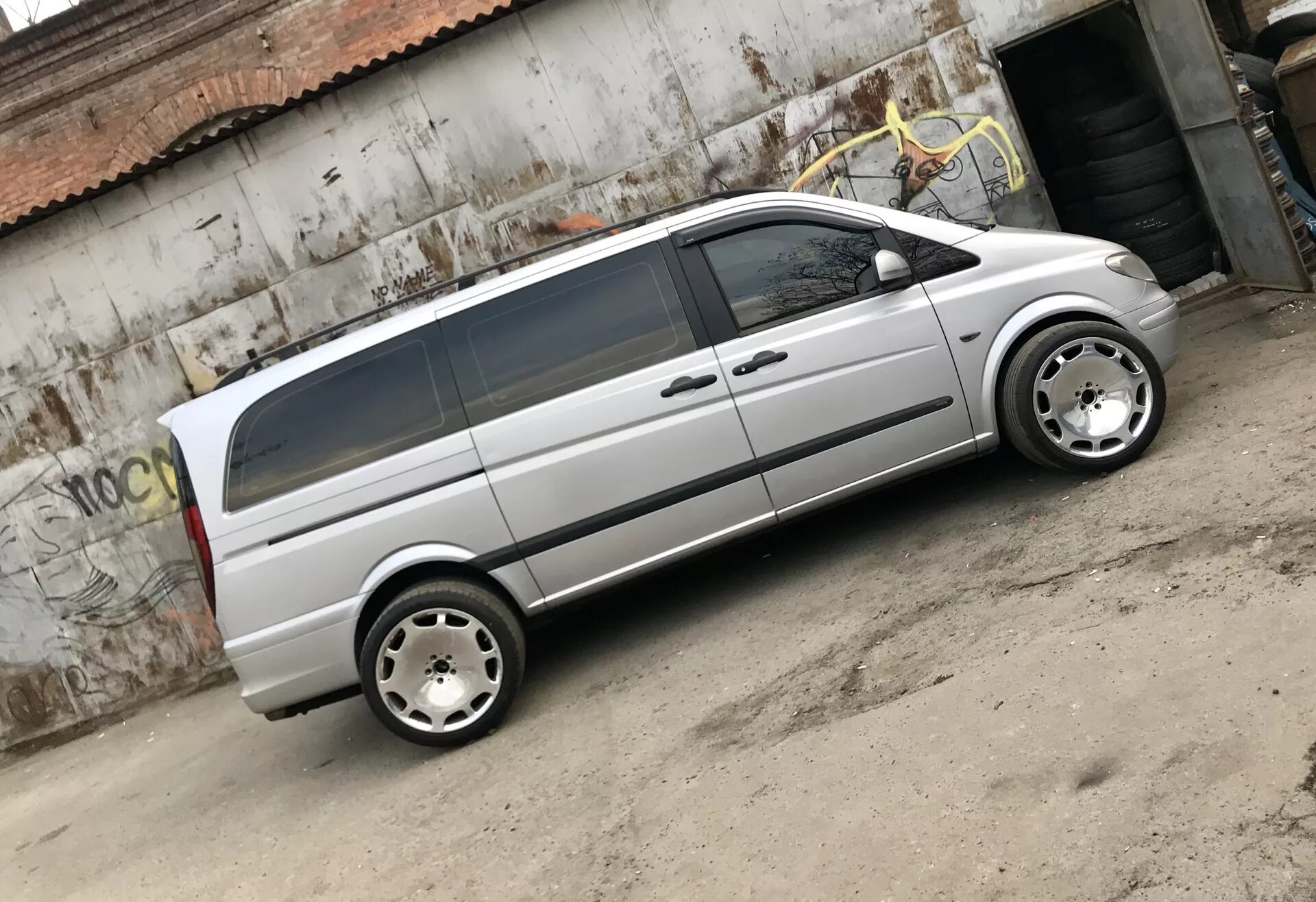 Мерседес вито 2005. Диски на мерседес вито. W639 r18. Мерседес бенц вито 2003. Мерседес вито 2.