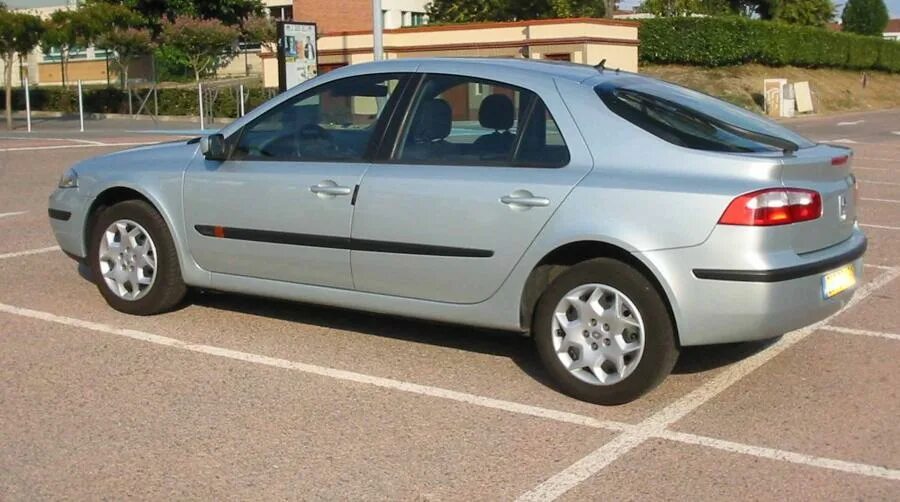 Купить renault laguna 2. Рено Лагуна 2 хэтчбек. Рено Лагуна 2 2.0. Renault Laguna 2003. Renault Laguna 2005 седан.