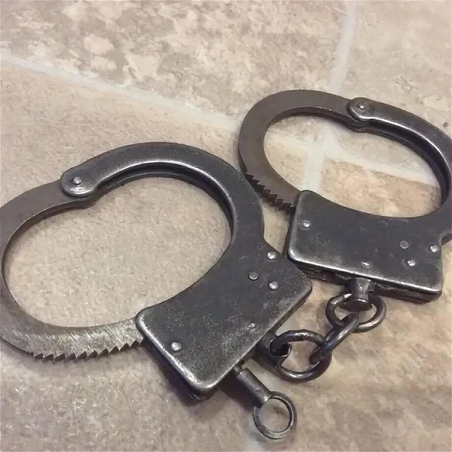 Наручниками к кровати. Приснились наручники. Наручники. Наручники на клавиатуре. Приснились наручники.