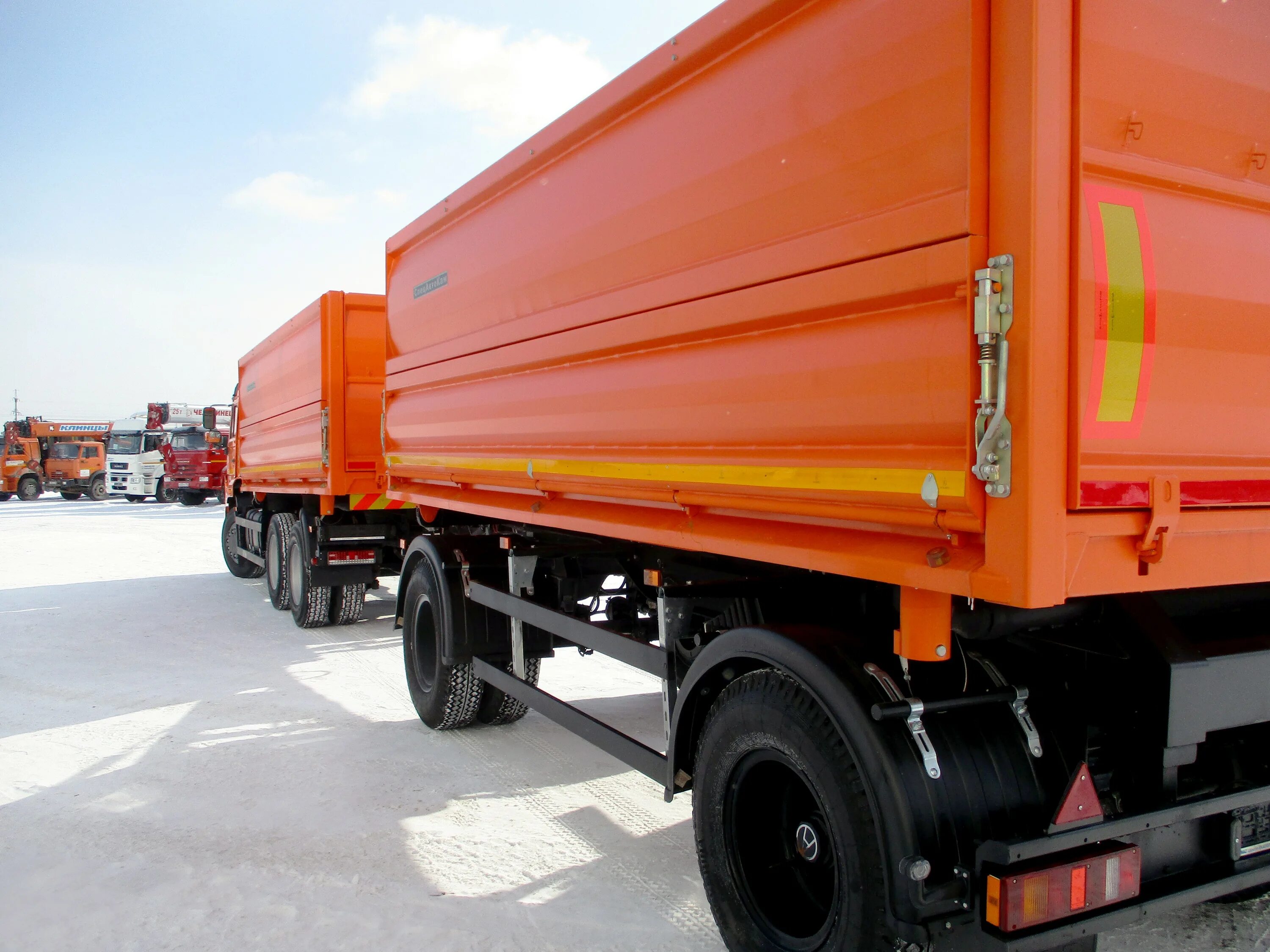 Штурман кредо прицепы. Прицепы штурман кредо самосвальные. Штурман кредо прицеп зерновоз. Штурман кредо прицепы. Камаз 65117 самосвал.