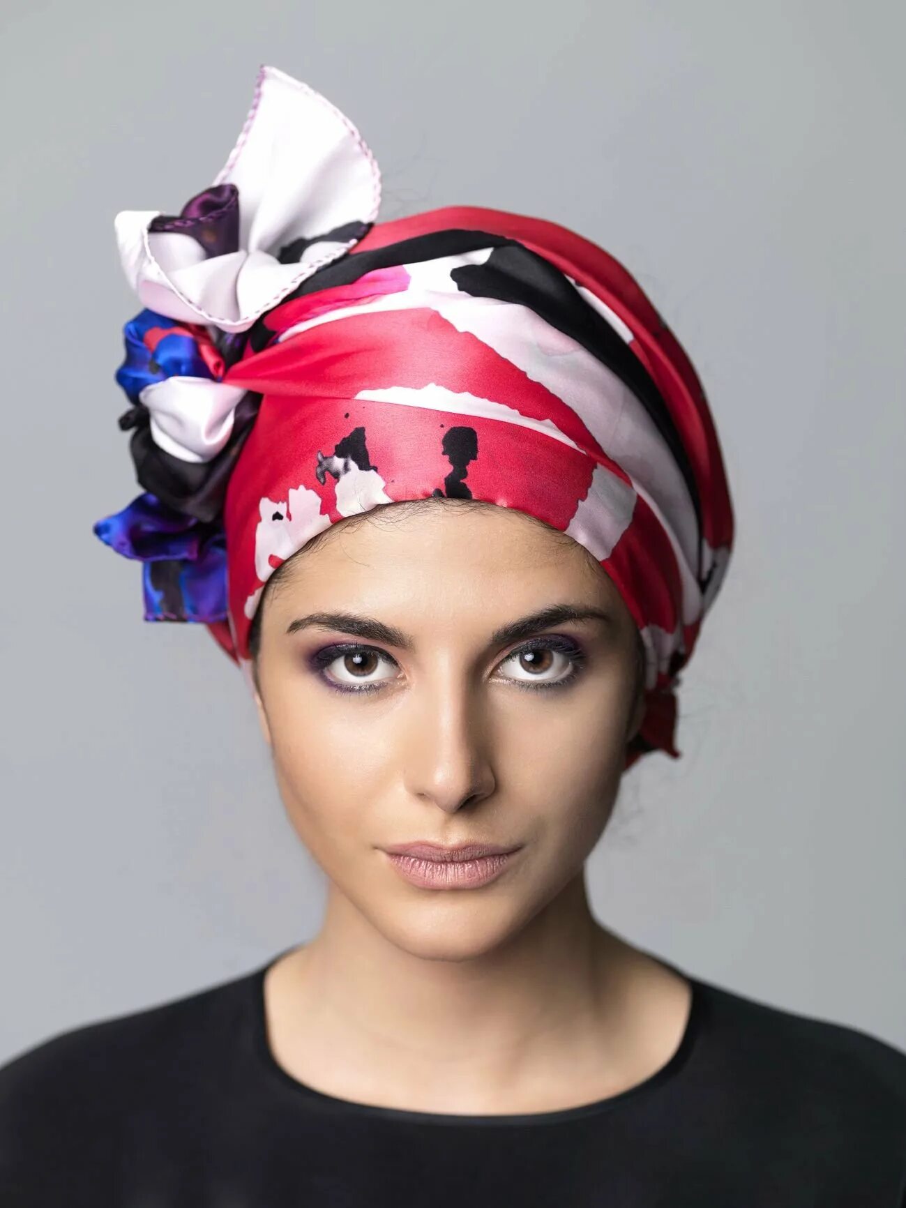Как красиво завязать платок на голове весной. Тюрбан Альманси Суденин. Платок на голову. Красивые платки на голову.