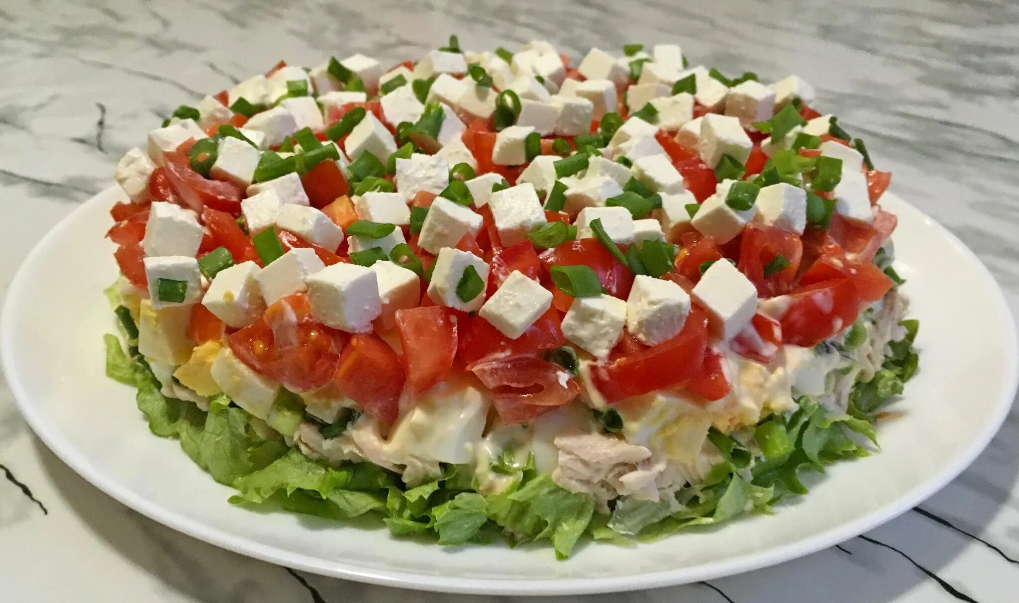 Салат нежность с ветчиной и огурцом и сыром. Салат нежный с крабовыми палочками. Салат слоями. Салат с ветчиной и сыром. Салат неженка с ветчиной.