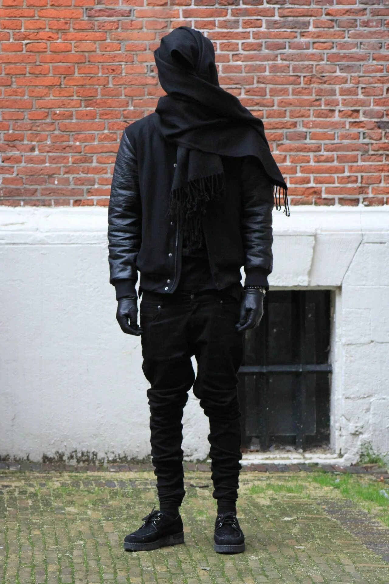 Бандит стиль одежды. Стиль street goth man. хэлс готика. люди в черной одежде. пацан в чёрной одежде.