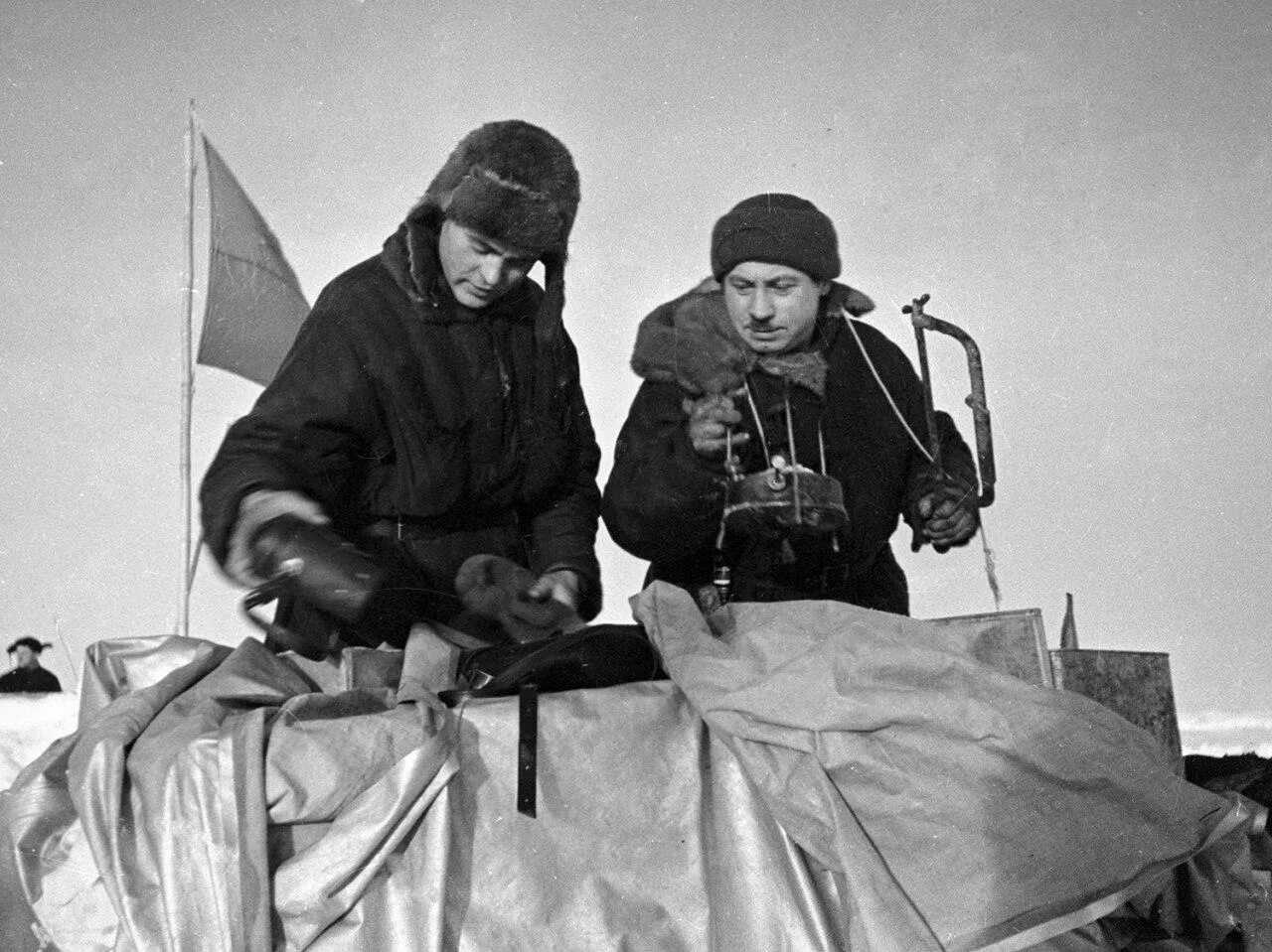 Станция северный полюс папанин. Северный полюс 1 станция дрейфующая первая папанин. экспедиция папанина на северный полюс 1937. станция северный полюс1 папапнин.