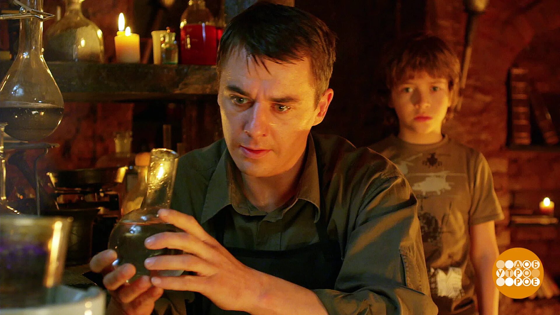 зелье алхимика. эликсир бессмертия алхимик. алхимия эликсир. ведьмак зелья арт. алхимия эликсир.