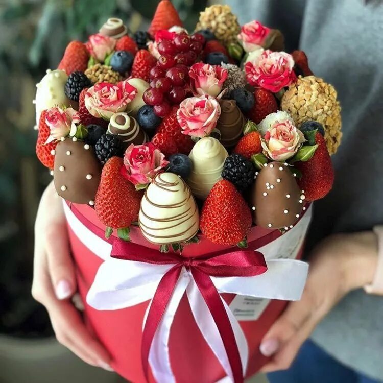 Удивляй букет. Удивляй букет. Конфаэль сладкие букеты. Букет "женщине". Мужская рука с букетом.