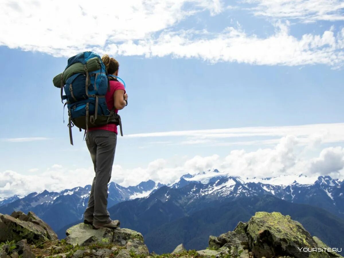Треккинг хайкинг. Бэкпэкинг. Туристы в горах. Рюкзак для туризма. Поход в горы.