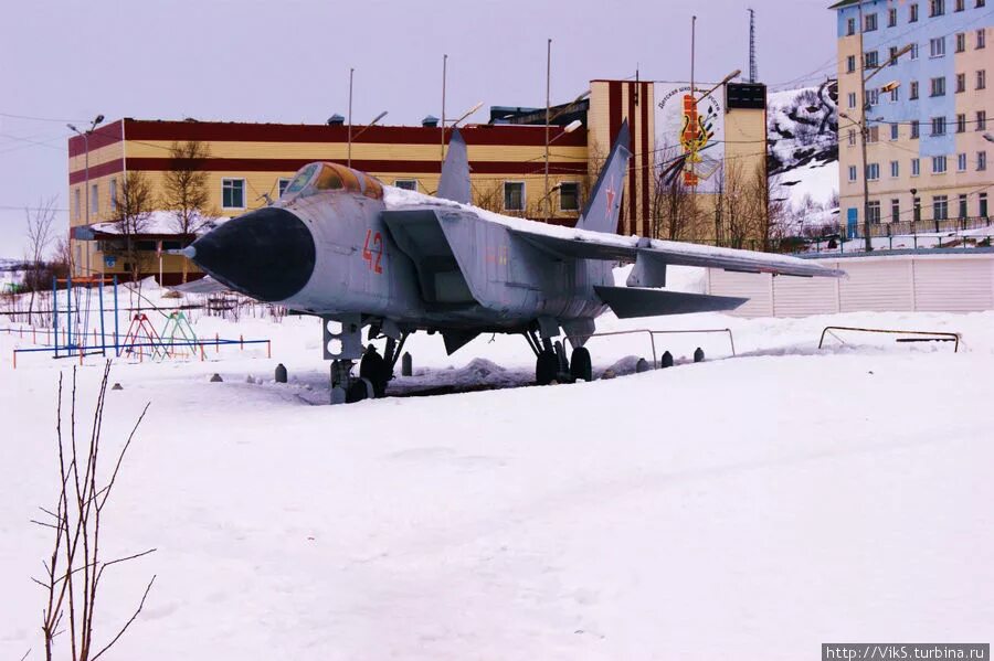 Два пл. Площадь двух капитанов г Полярный Мурманской области. Полярный площадь 2 капитана. Полярный Мурманская область площадь двух капитанов. Полярный город воинской славы.