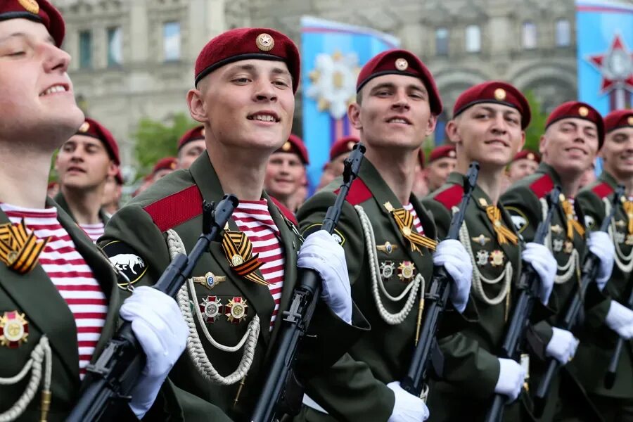 Фото с днем росгвардии. Внутренние войска МВД РФ. (Национальная гвардия). Краповые береты на параде Победы. Парадная форма ВВ МВД России. Гвардия России.