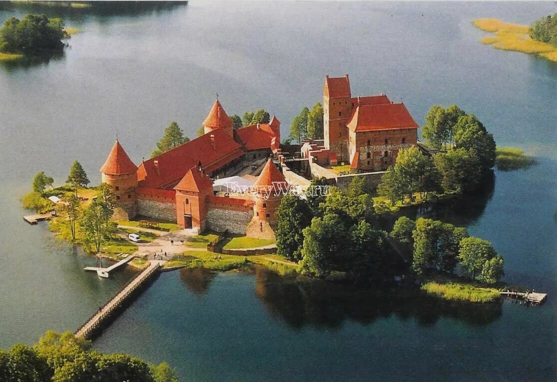 Литва сайт. Замок на острове тракай. две столицы вильнюс тракай. литва остров гальве. замок в литве тракай нация.
