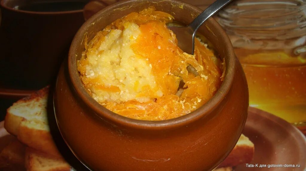 каша с тыквой в горшочке. каша в горшочках в духовке с тыквой. каша с тыквой в горшочке. каша из кукурузной крупы и тыквы. горшочек тыква.