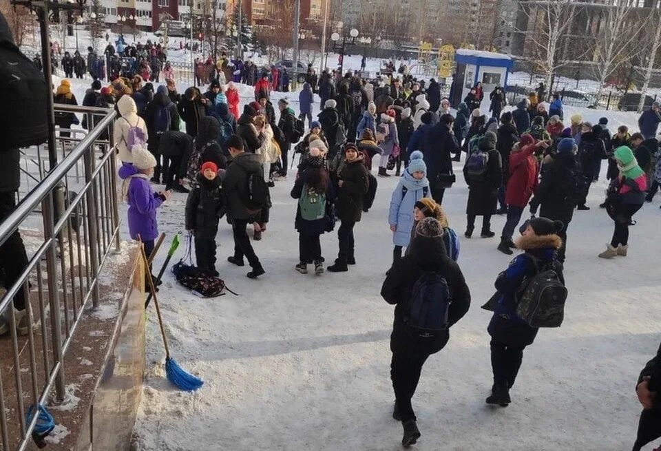 Угрозы челябинск. Эвакуация в школе. Минирование школ. Минирование школ в Тюмени. Тюменская школа заминировали.