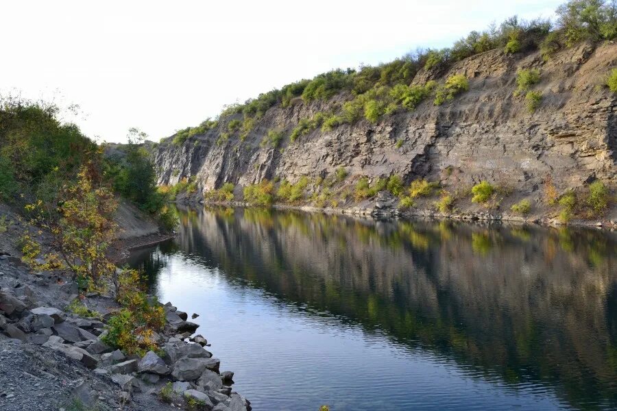 Красный сулин вода. Красный Сулин озеро каньон. Красносулинский каньон в Ростовской области. Каньон красный Сулин Ростовская область. Каменный каньон красный Сулин.