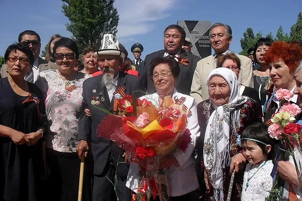 токтогон алтыбасарову. токтогон алтыбасарова памятник. токтогон алтыбасарова памятник. токтогон алтыбасарова с детьми. памятник токтогон алтыбасарова в бишкеке.