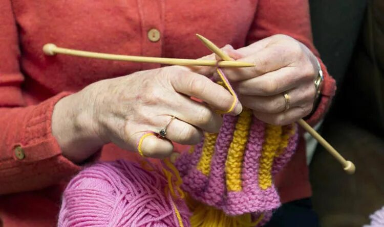 Knitting hands. Крутые вязальщицы. Вязальщица Эстетика. Вязание лежа. Hand Knitting.