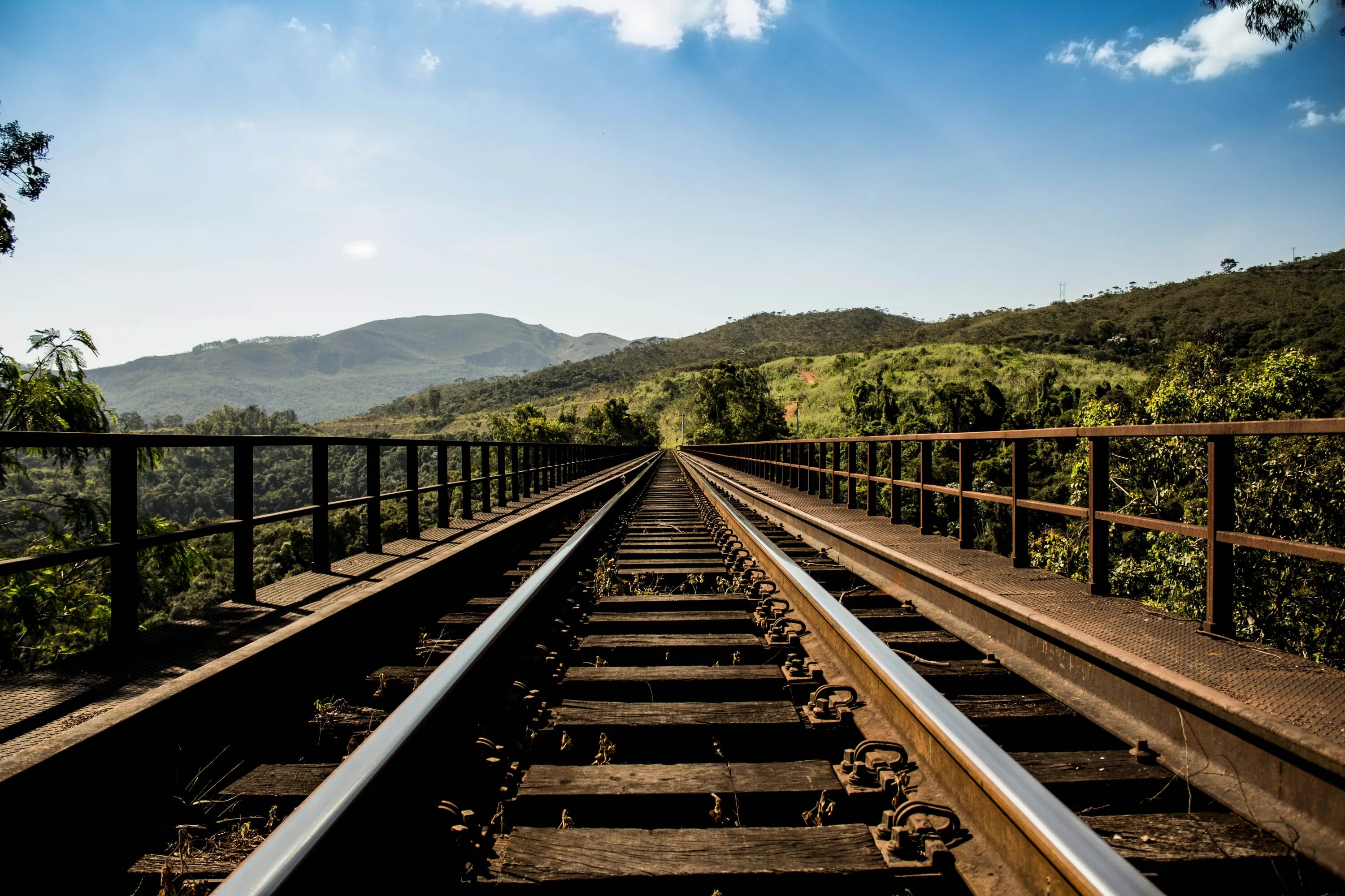 Use railway. Train railway железная дорога. rail track железная дорога. трансгабонская железная дорога. виньолевские рельсы.