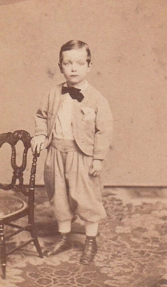 Ребенок 1860. Ребенок в винтажных вещах мода. Post mortem викторианской эпохи. Старые костюмы мальчика и девочки. Дети в 1860-х годов.