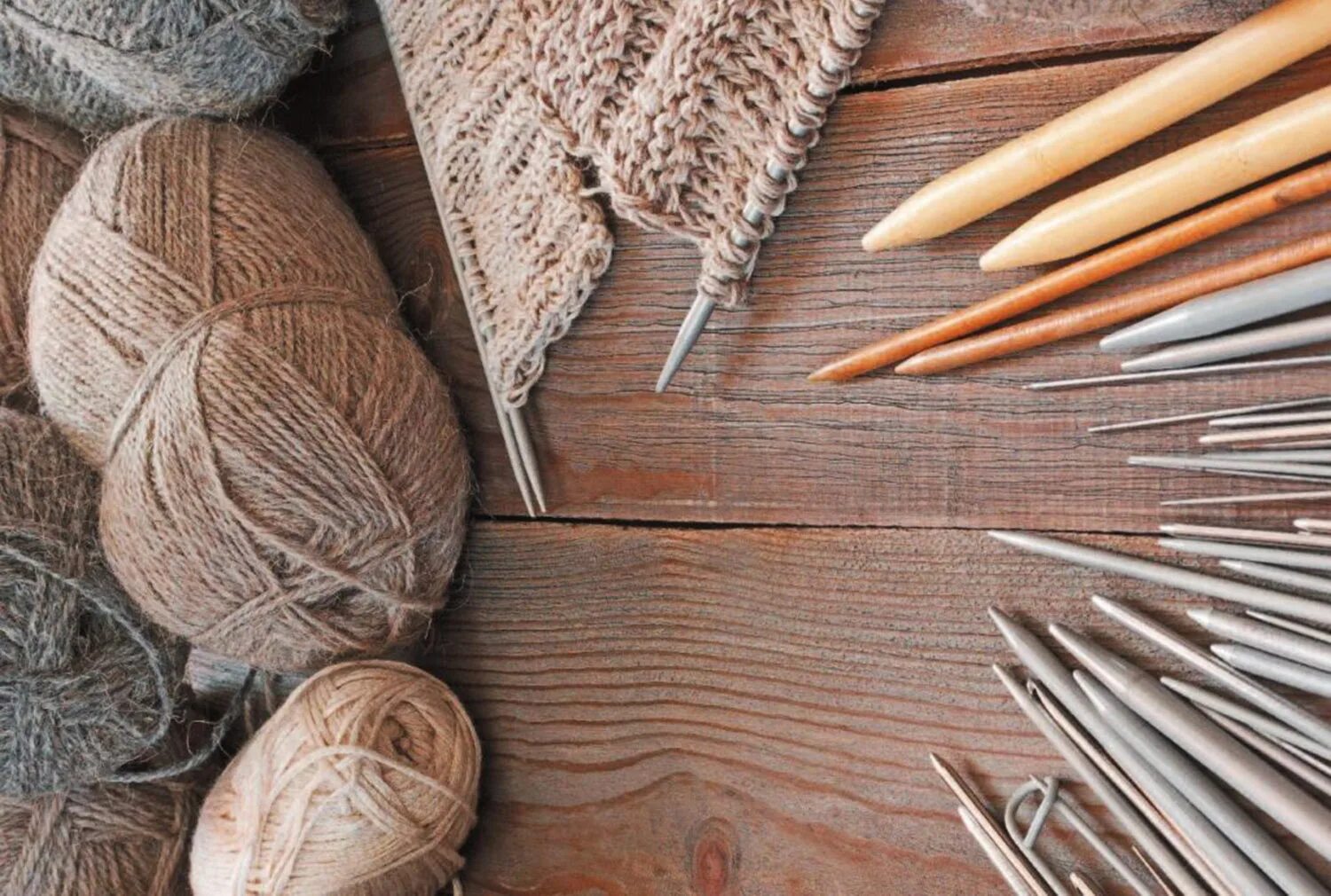 принадлежности для вязания крючком. материалы для вязания. материалы для вязания. клубки ниток для вязания. мотки пряжи.