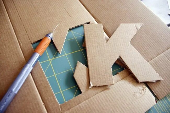 Буквы из картона. Объемные буквы из картона. Правильная шестиугольная призма развертка. Бумажные буквы объемные. Объемная буква поделка.