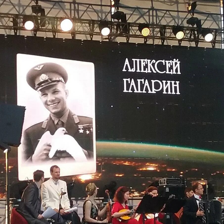 Гагарин прости нас юра. Мемы про гагарина. Юра прости мы. Юра мы всё про бали. Юра мы всё.