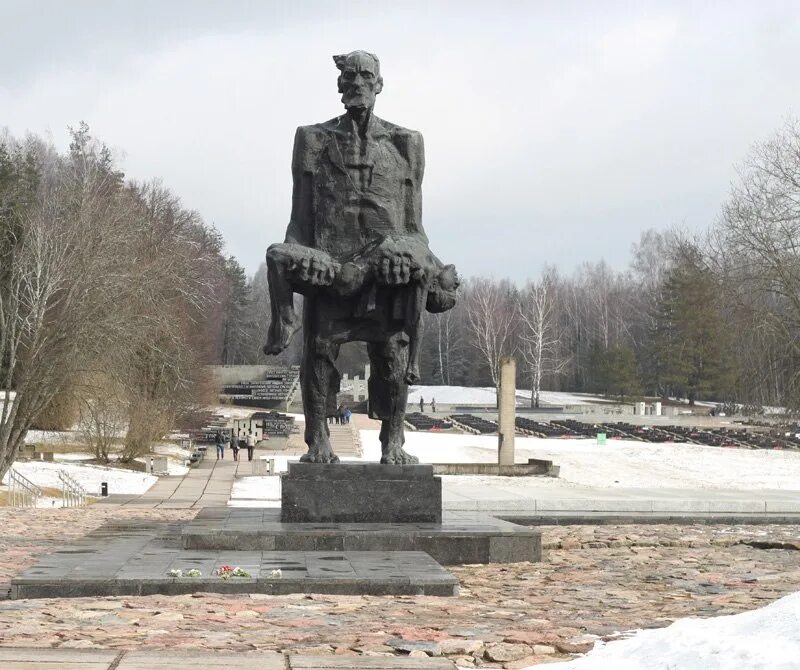 Звон хатыни. Колокола Хатыни. Памятник в Хатыни дед с ребёнком. Колокола Хатыни фото.