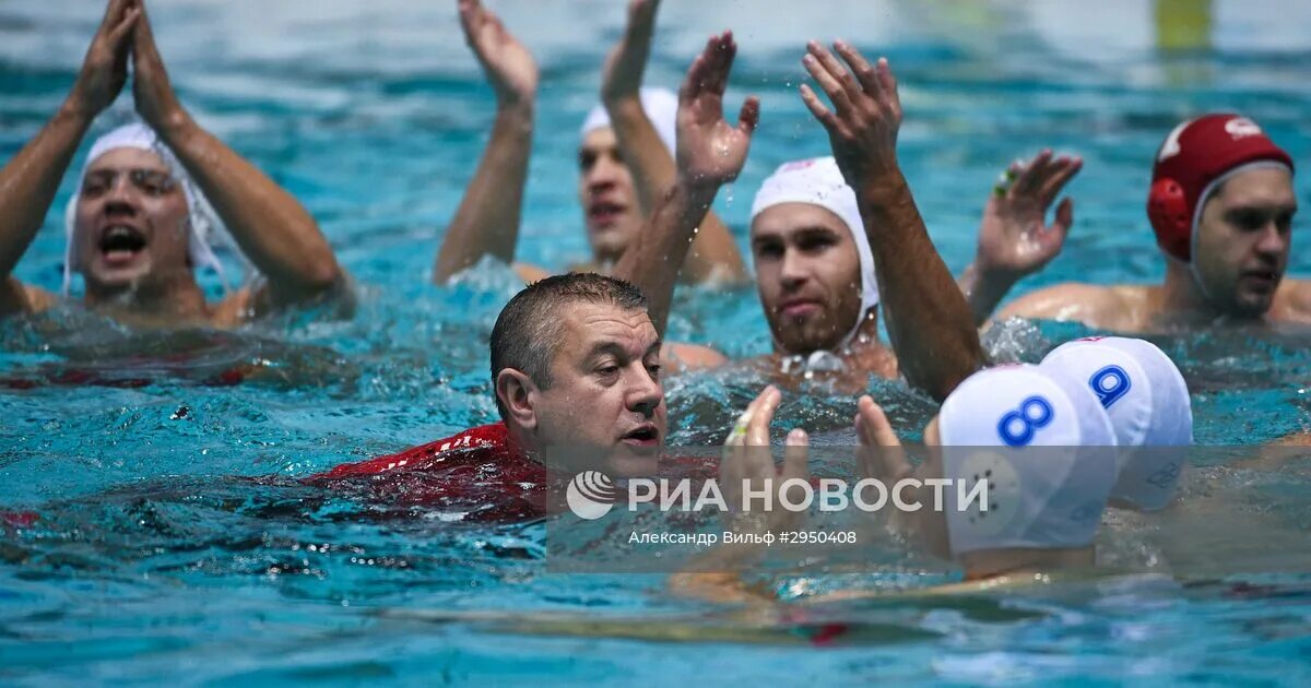 Водное поло фото. Водное поло ватерполист. Игра водное поло в бассейне. Водное поло спортсмены. Ватерполист билли илвисакер.