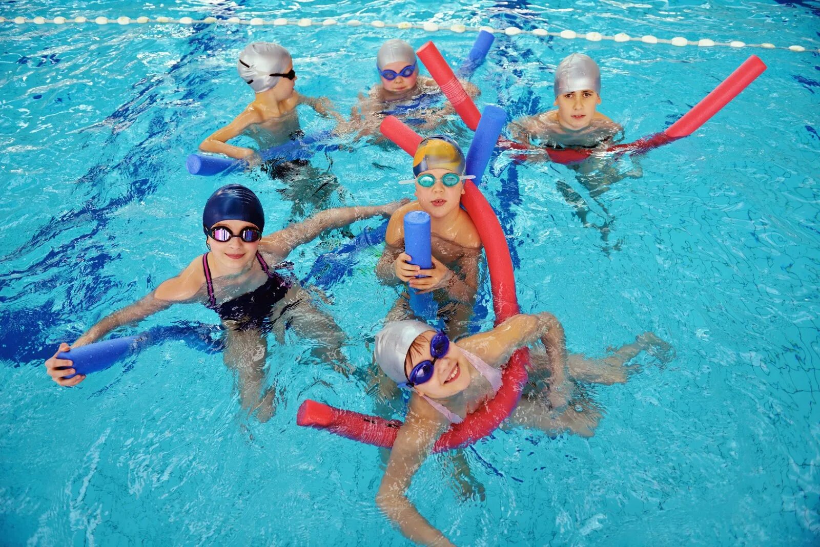 Группы обучение плаванию. Аквааэробика для детей. Аквафитнес для детей. Дети в бассейне. Занятия в бассейне для детей.