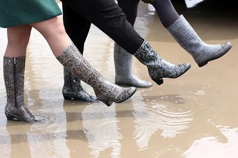 Месяц в сапожках