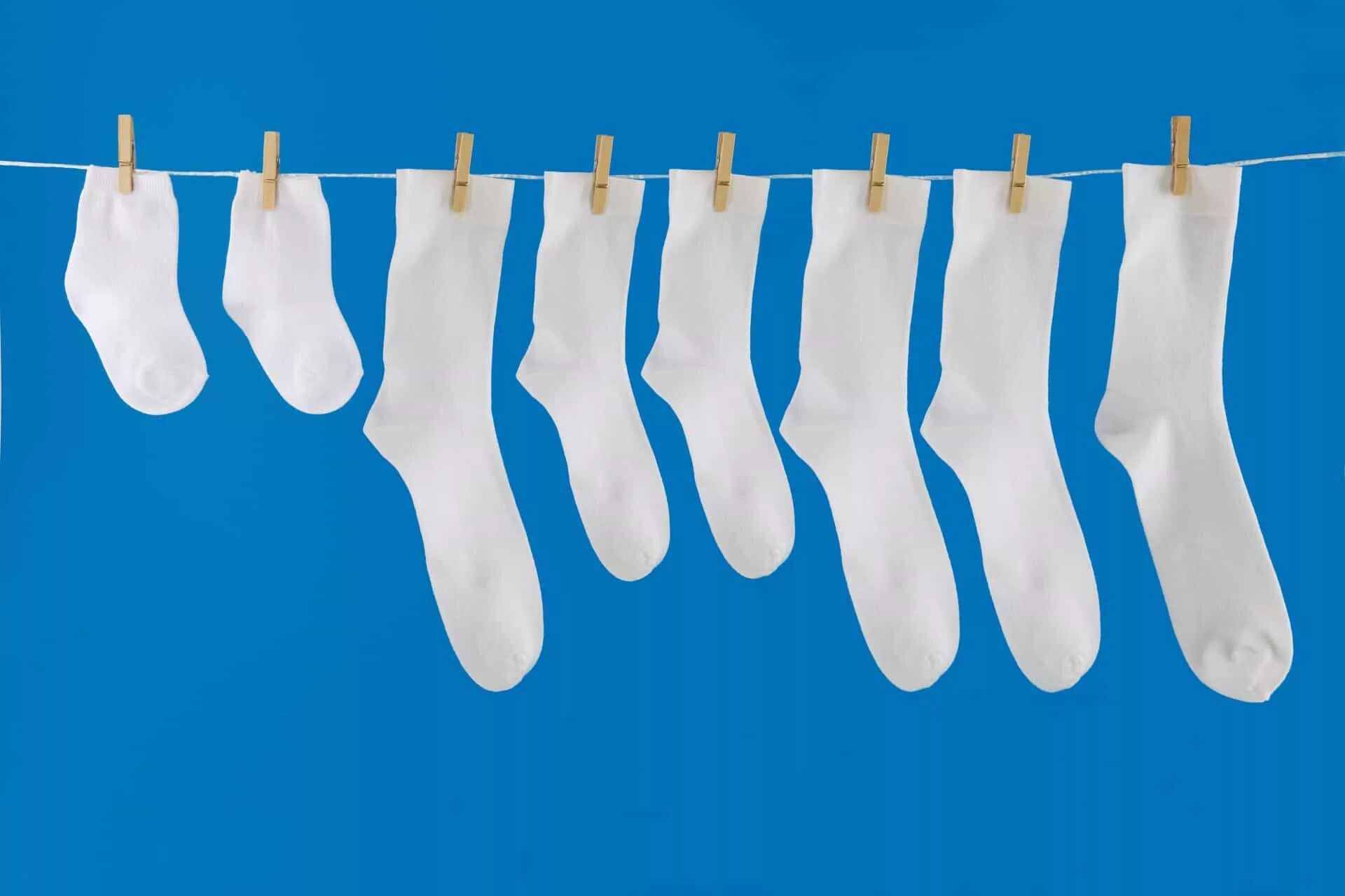 Вернуть носки. Отстирать белые носки. Грязные белые носки. Грязные белые носки женские. Детские грязные носочки.