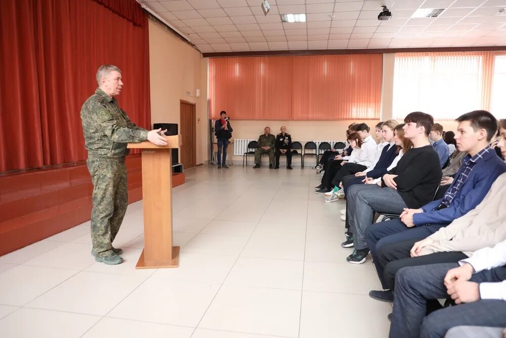 Уссурийск участник сво. Беседа с участником сво в школе. Картинки встреча с сво. Встреча с сво в детском саду. Встреча с участником сво картинки.