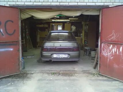 В 4 гаражах стоят автомобили