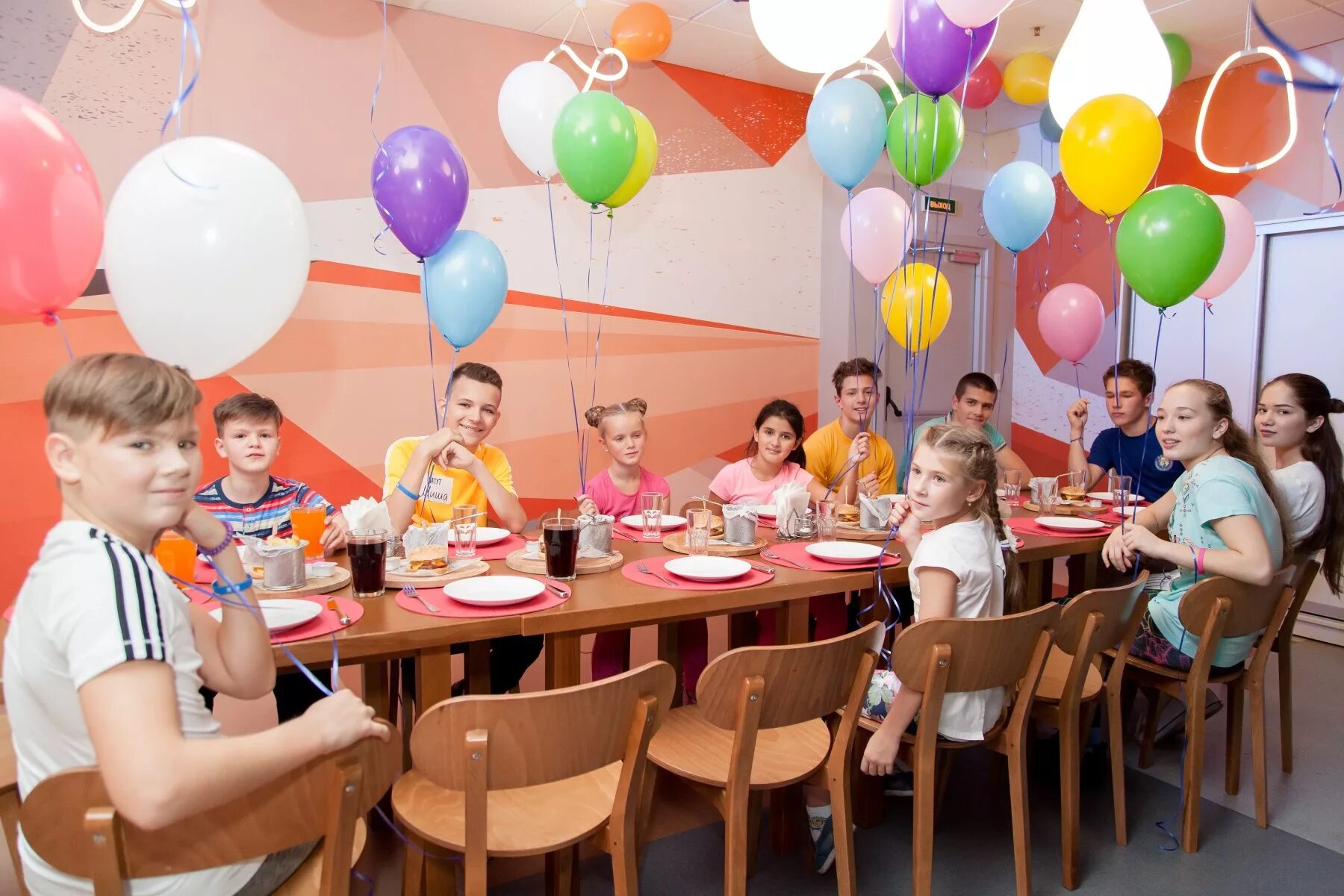 Где можно отпраздновать день рождения взрослым. Отпраздновать детский день рождения. Детские праздники в кафе. Детское кафе для дня рождения. Празднование др ребенка.