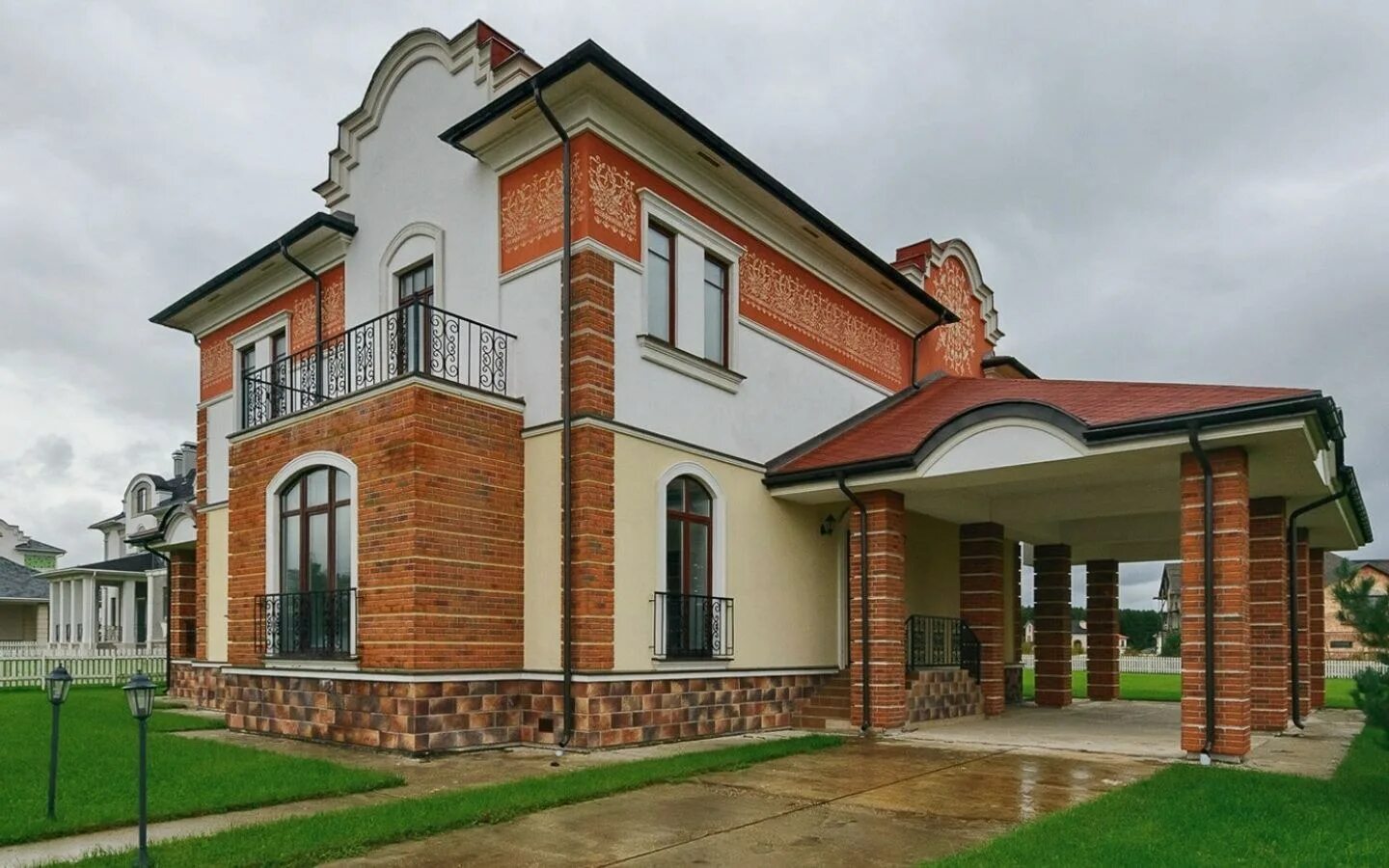 Красивые фасады домов. Вайт хиллс на фасаде. Красивые фасады домов и коттеджей. Внутренняя отделка коттеджа под ключ. Красивые фасады домов.