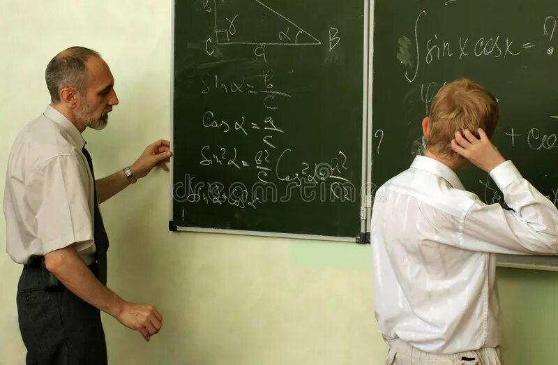 Учитель видящий урок. Учитель и ученик у доски. преподаватель и учениr у доски. учитель физики у доски. ученики на уроке у доски.