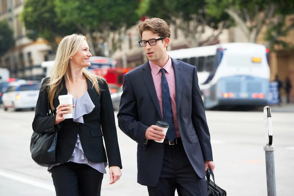 Парка на мужчине. Прогулка с собакой. Расслабление. Прогулки на свежем воздухе. Прогулка после работы.