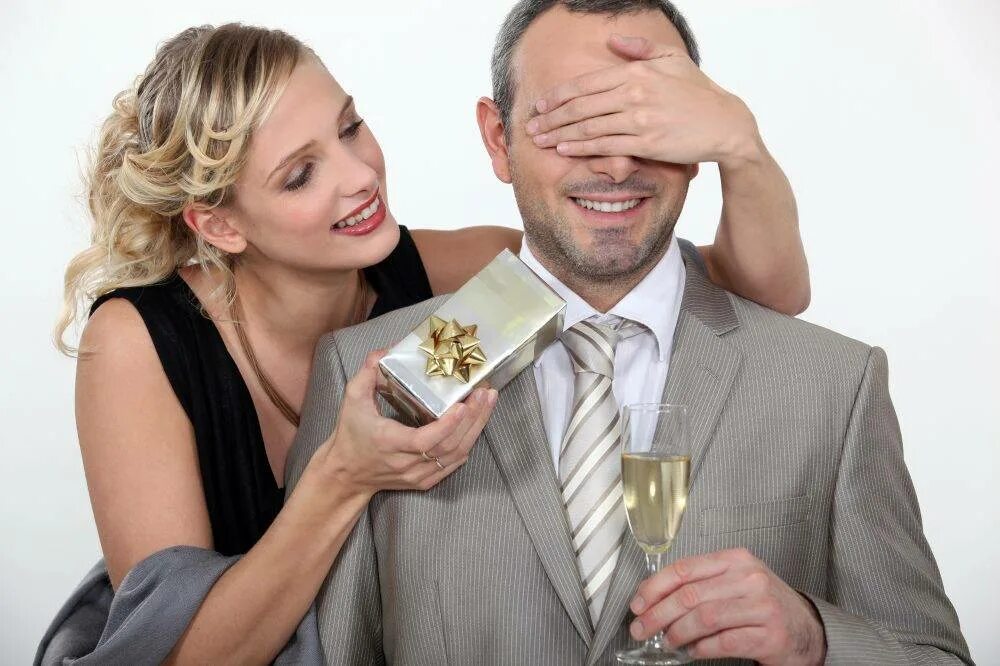 Мужчина дарит деньги женщине. Подарки для мужчин и женщин. Человек с деньгами. Парень дарит деньги. Счастливый человек с деньгами.