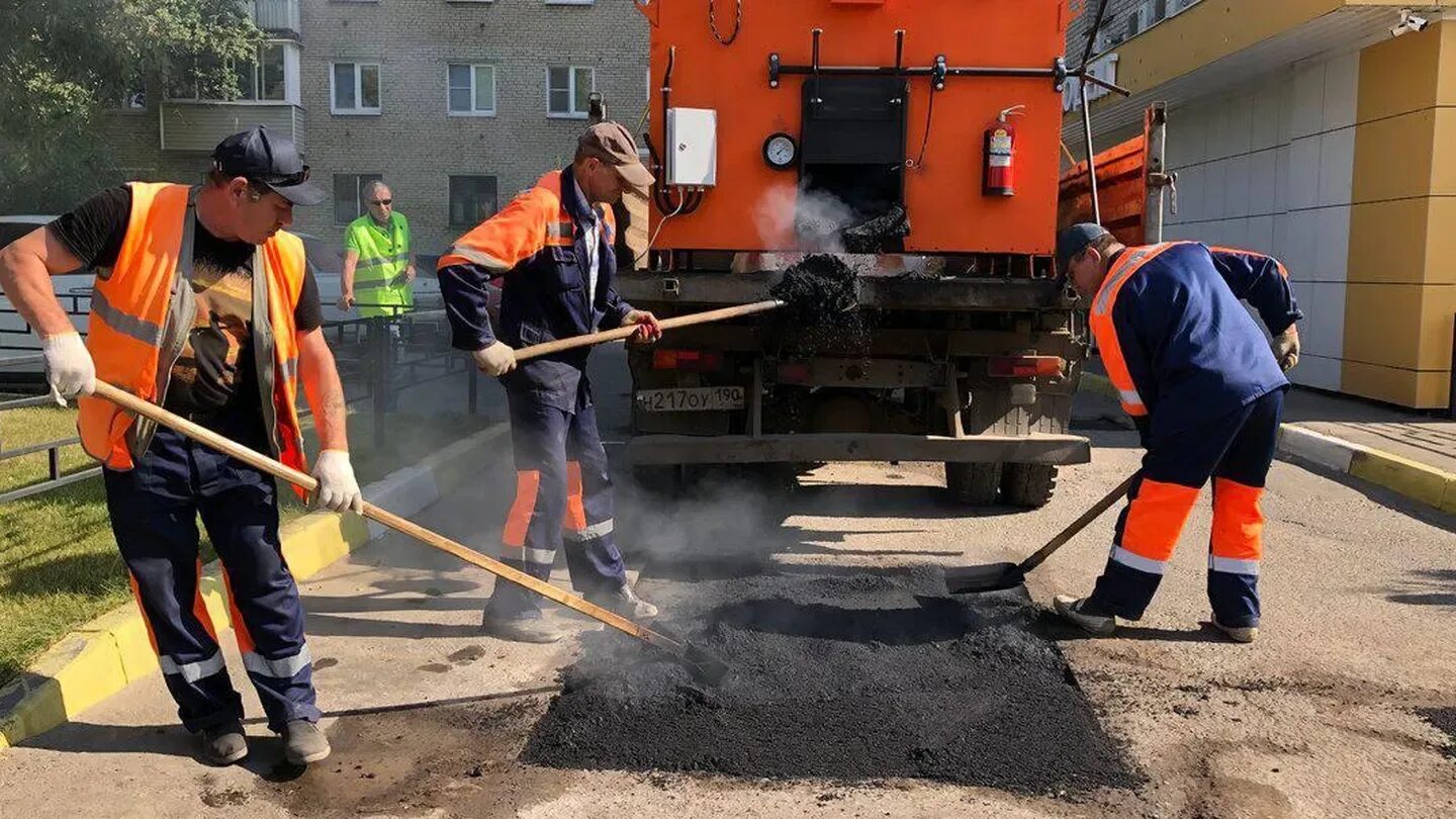 Работа в подмосковные. Дорожные работы. Восстановление асфальта. Ямочный ремонт. Восстановление асфальтного покрытия.