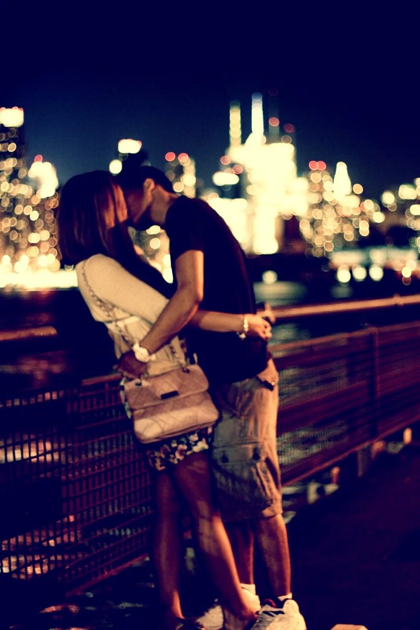 Парень целуется на улице. Парень и девушка в ночном городе. Поцелуй на улице. Парень с девушкой вечером. Парень и девушка на улице.