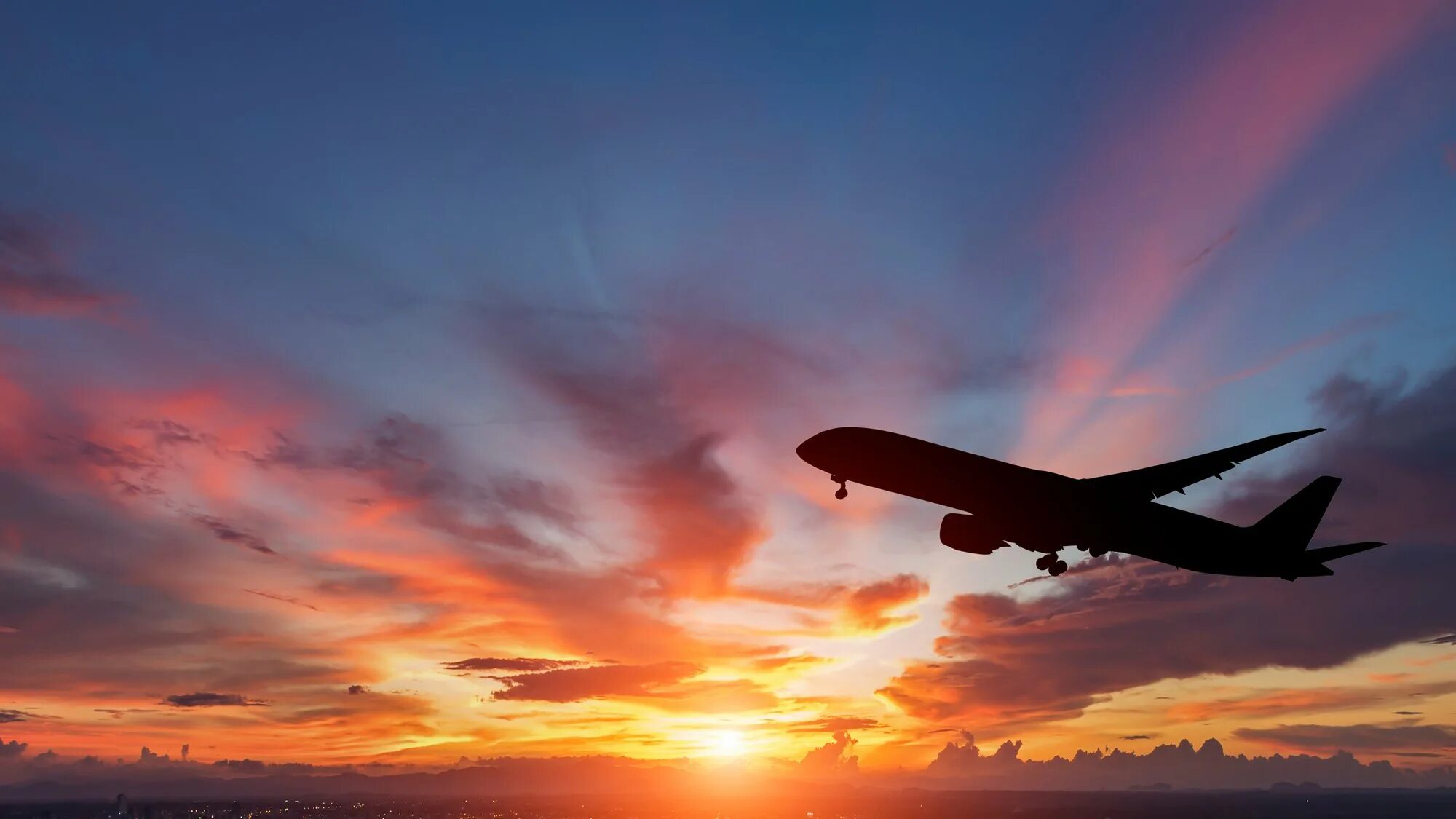 Plane holiday. Самолет на закате. Самолет в небе. Самолет взлетает на закате. Самолет на рассвете.