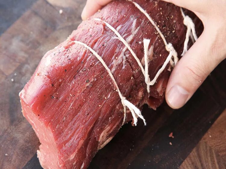 Перевязать мясо шпагатом. Грудинка фаршированная пф. Перевязка мяса шпагатом. Перевязанное мясо. Перевязанное мясо.
