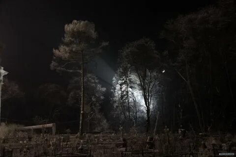 Вечером на кладбище