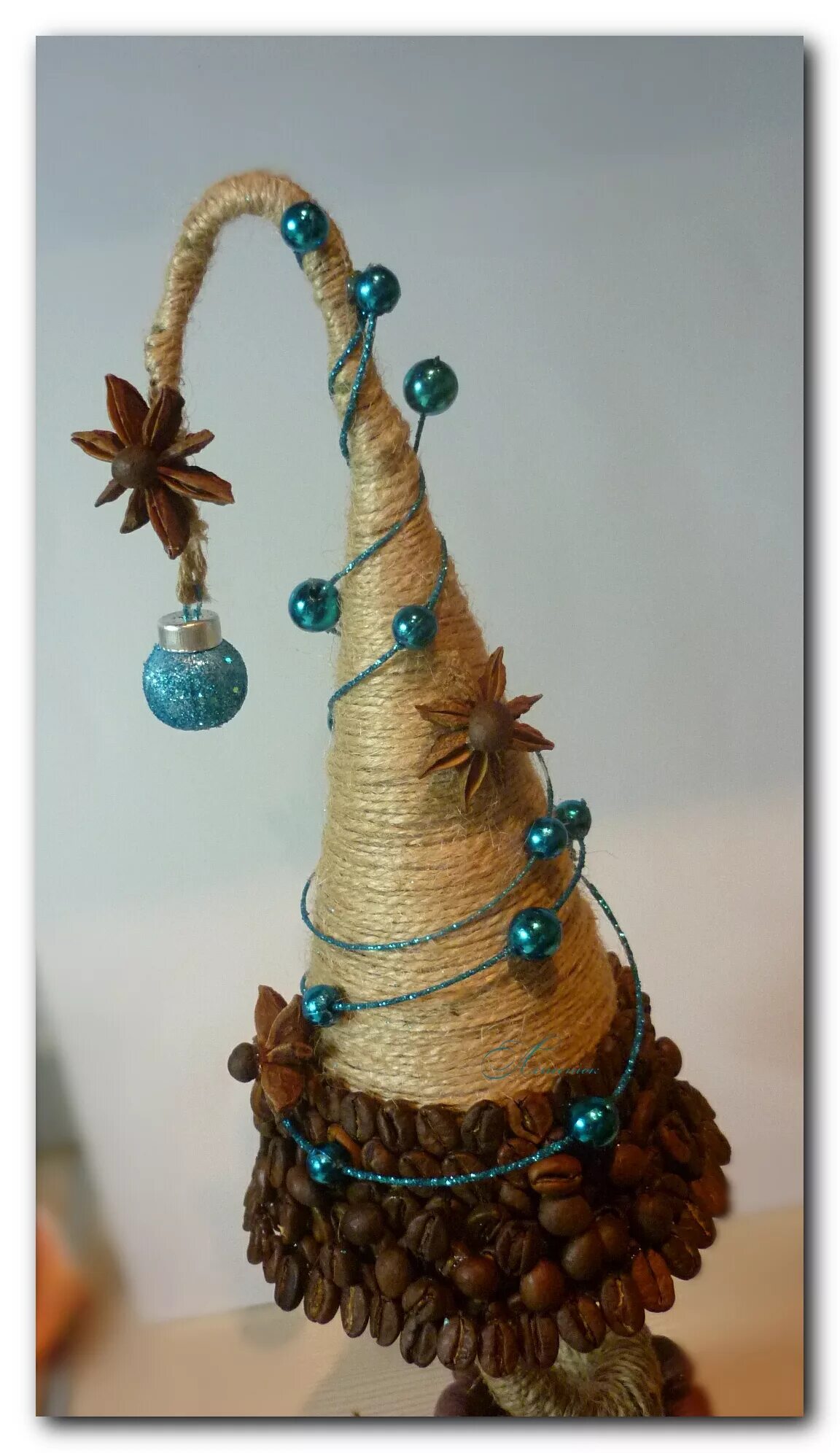 новогодние елки из бечевки. новогодние украшения из шпагата. елка из шпагата. новогодний декор из бечевки. елочные украшения из джута.